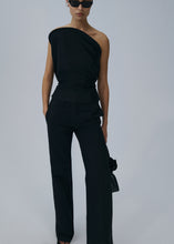 Load image into Gallery viewer, Front-pleat classic trousers in black
