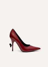 Load image into Gallery viewer, Rose detail pumps in burgundy
