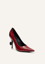 Load image into Gallery viewer, Rose detail pumps in burgundy
