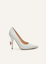 Load image into Gallery viewer, Rose detail pumps in white
