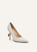 Load image into Gallery viewer, Rose detail pumps in white
