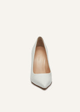 Load image into Gallery viewer, Rose detail pumps in white
