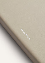 Load image into Gallery viewer, Apolonia bag in cream leather with flower charm
