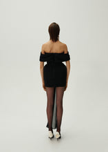 Load image into Gallery viewer, Off shoulder plissé dress in black
