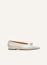 Load image into Gallery viewer, RE25 BALLET FLATS CREAM
