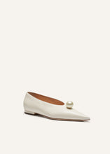 Load image into Gallery viewer, RE25 BALLET FLATS CREAM
