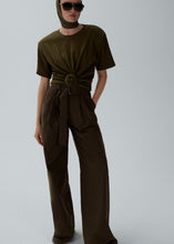 Load image into Gallery viewer, Belted relaxed cotton trousers in brown
