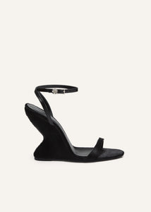 RE25 WEDGE SANDALS PONY BLACK