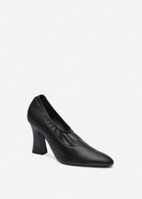 Load image into Gallery viewer, RE26 THICK PUMPS BLACK LEATHER
