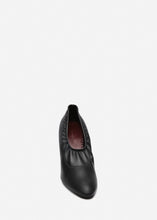 Load image into Gallery viewer, RE26 THICK PUMPS BLACK LEATHER
