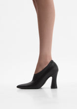 Load image into Gallery viewer, Thick heel pumps in black leather
