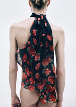 Load image into Gallery viewer, Rose-printed silk scarf in black
