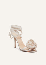 Load image into Gallery viewer, SS24 FLOWER SHOES CROCHET CREAM
