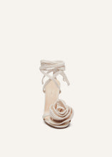 Load image into Gallery viewer, SS24 FLOWER SHOES CROCHET CREAM
