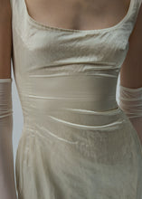 Load image into Gallery viewer, Mesh gloves in white
