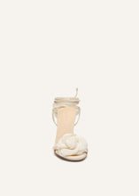 Load image into Gallery viewer, Leather flower sandals in cream
