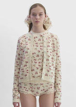 Load and play video in Gallery viewer, RE26 KNITWEAR 18 SWEATER CREAM PRINT

