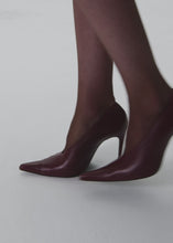 Load and play video in Gallery viewer, Pointed pumps in burgundy leather
