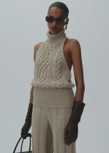 Load and play video in Gallery viewer, Braid-knit cashmere pants in beige
