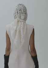 Load and play video in Gallery viewer, Crochet scarf in cream
