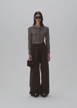 Load and play video in Gallery viewer, Belted relaxed cotton trousers in brown
