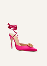 Load image into Gallery viewer, Pointed-toe satin mule wrap pumps in fuchsia
