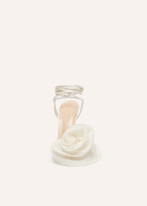 SS23 WRAP AROUND FLOWER SANDALS SATIN CREAM